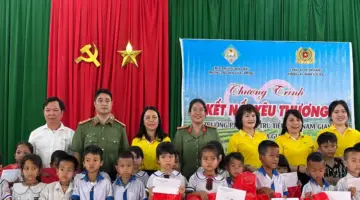 زيارة طلاب مدرسة نام جيانغ 2 الابتدائية الداخلية العرقية وتقديم هدايا لهم.